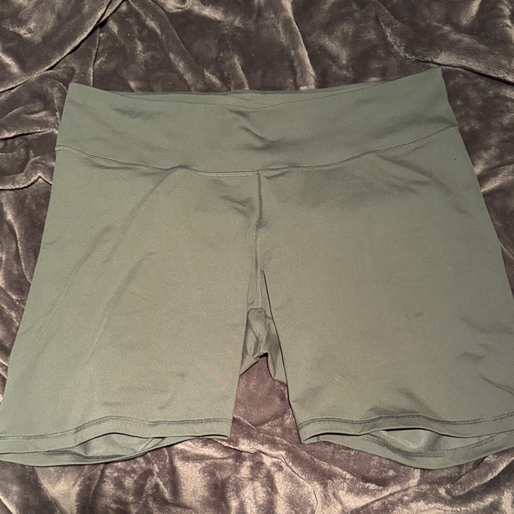 Old Navy Power Press Women's Sage Green Bike Shorts